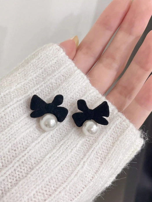 1 par de elegantes pendientes de perlas con lazo de terciopelo negro