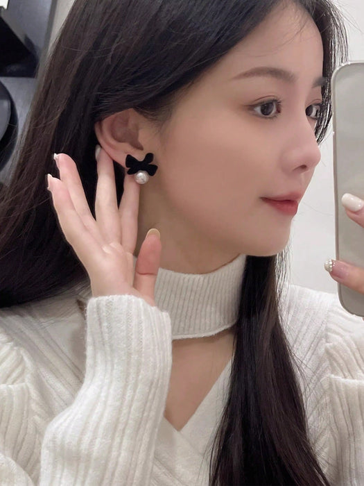 1 par de elegantes pendientes de perlas con lazo de terciopelo negro