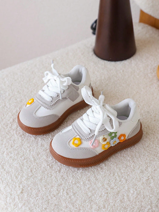 SHEIN 1 par de zapatos deportivos con decoración de flores para niñas