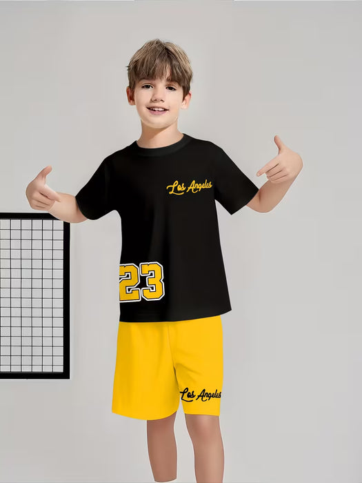 Un conjunto de 2 camisetas de manga corta y pantalones cortos con estilo para niños