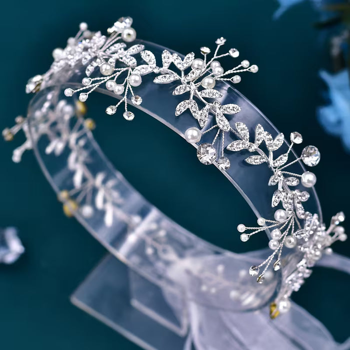 Un lujoso cinturón nupcial de estilo occidental hecho de diamantes sintéticos hechos a mano