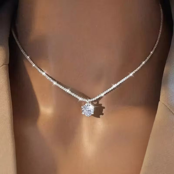Un collar con colgante elegante para mujer, con un diseño de cadena fácil, para el uso diario