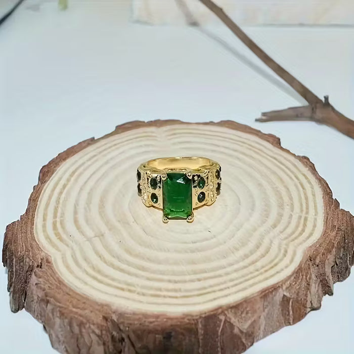 Anillo rectangular dorado de circonita sintética verde