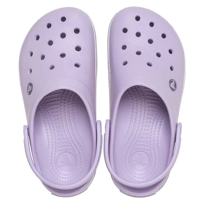 Zueco Crocband con banda moteada para niñas