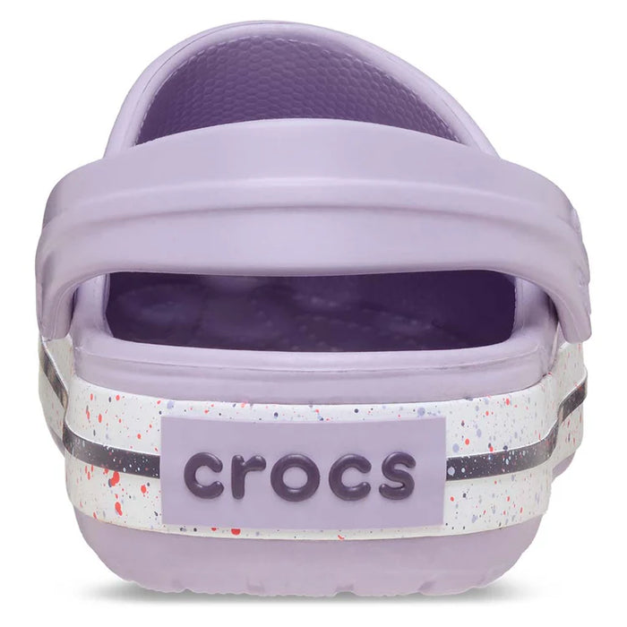 Zueco Crocband con banda moteada para niñas