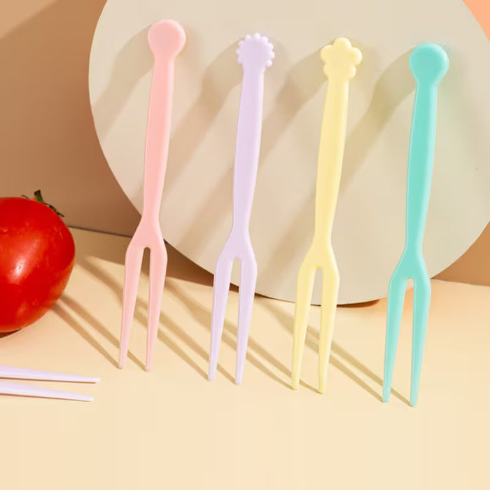 Brochetas de fruta, pasteles domésticos de dos puntas, tenedores para postre