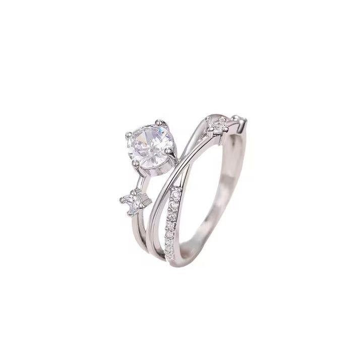 Anillo con bandas entrecruzadas y circonita sintética central, diseñado para mujer.