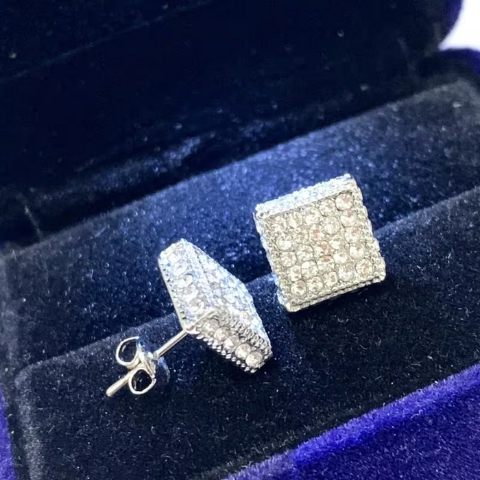 Un par de aretes elegantes y lujosos adornados con zirconias sintéticas deslumbrantes