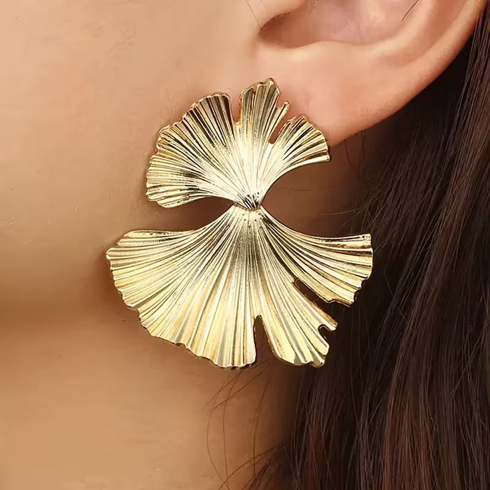 SHEIN 1 Par de Pendientes de Hoja Arrugada de Tono Dorado para Mujeres - Diseño Elegante