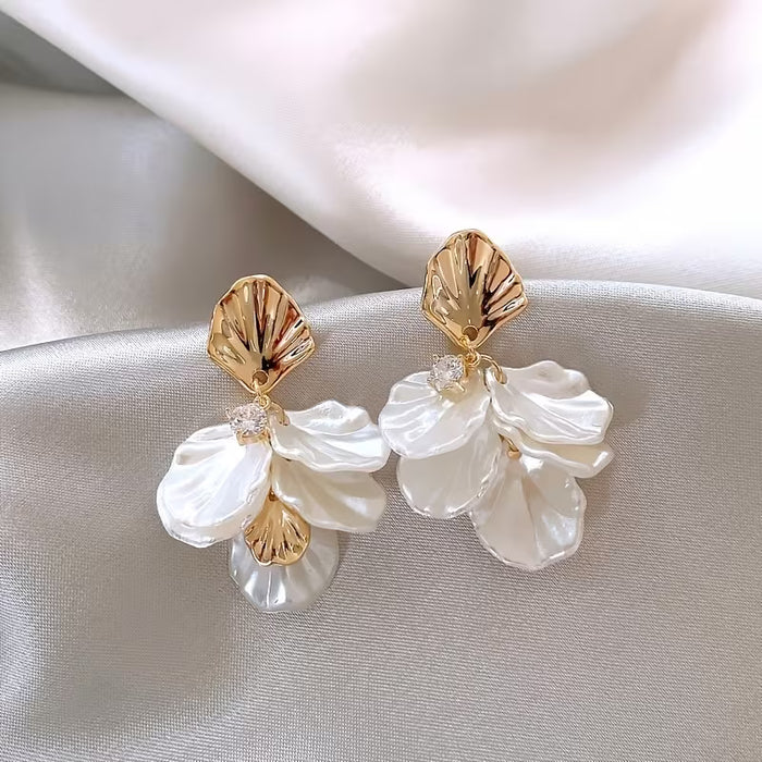 Un par de aretes de concha con pétalos etéreos de estilo francés para mujer