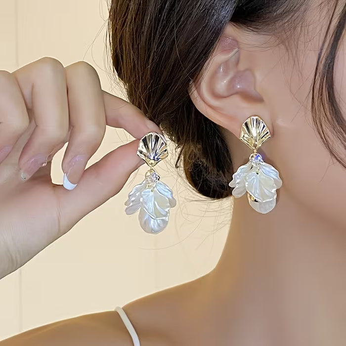 Un par de aretes de concha con pétalos etéreos de estilo francés para mujer