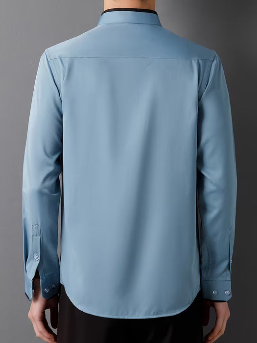 Camisa de hombre de color azul claro con cuello negro, manga larga, botones, estilo casual