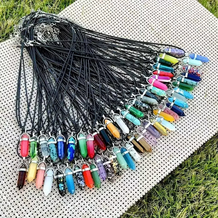10 piezas de colgantes de chakra de cristal multicolores y collar de cuero negro
