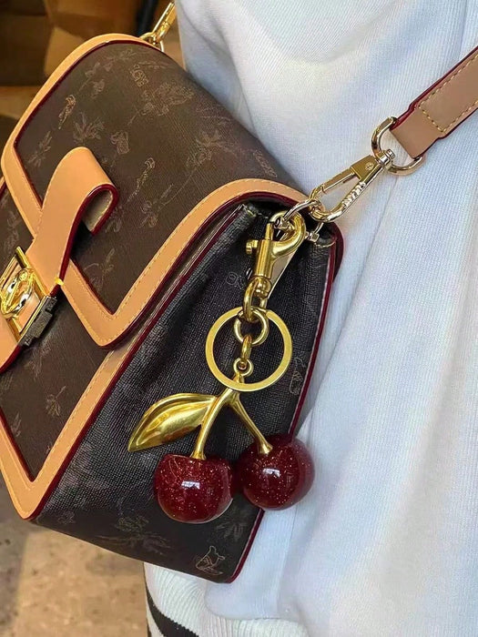 1 pieza Colgante de cristal con forma de cereza, brillante con clip, accesorios de resina y metal brillantes