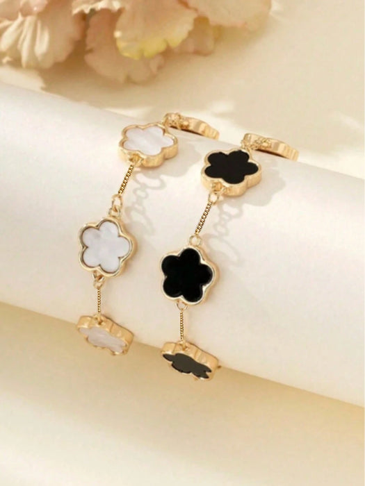 SHEIN Conjunto de 2 pulseras con diseño clásico de trébol blanco y negro