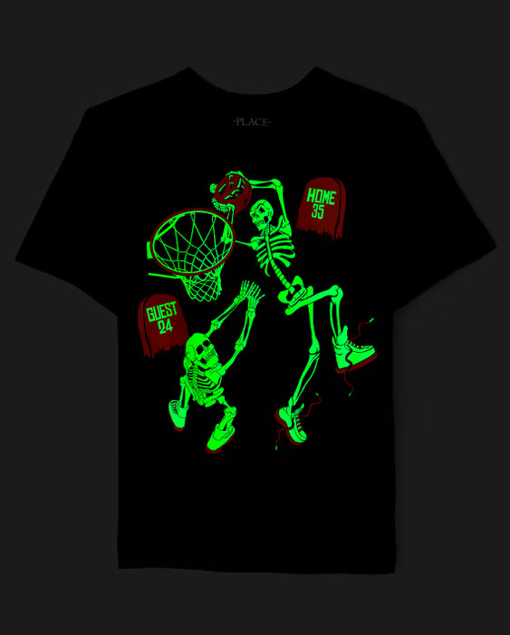 The Children's Place Camiseta con estampado de baloncesto y esqueleto luminoso para niños - black