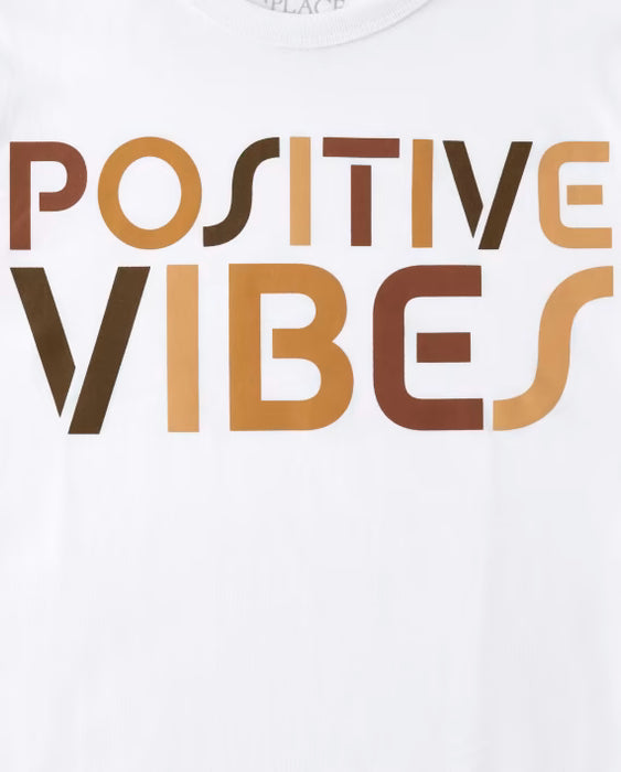 The Children's Place Camiseta gráfica para niño con el mensaje "Vibras positivas" - blanca