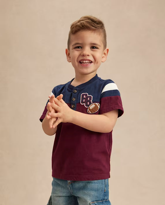 Childrens place Camiseta Henley estilo con bloques de color para niño - Campus Cuties - color burdeos