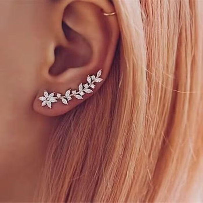 Pendientes de gancho modernos para mujer con un elegante diseño de flor y hoja