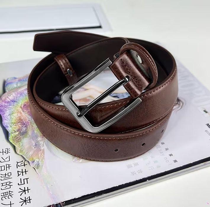 Cinturón elegante para hombre con hebilla de pin. Es casual, versátil y duradero.