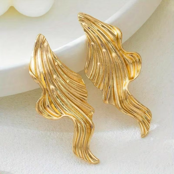 Aretes con textura irregular en forma de hoja