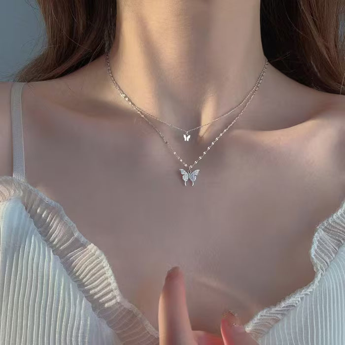 Collar de Doble Capa con Mariposa Minimalista para Mujer