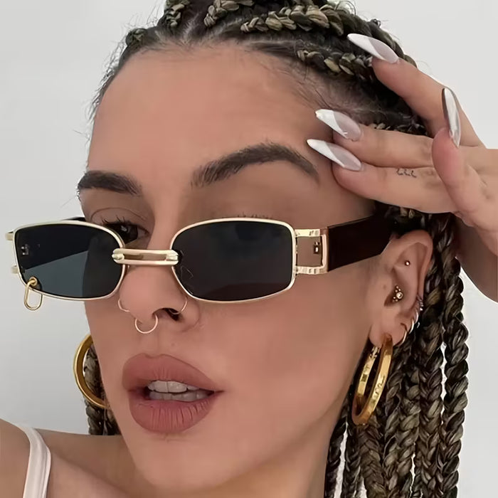 Un par de gafas de moda cuadradas en estilo Y2K, adecuadas para mujeres