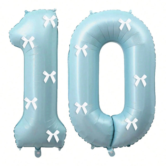 Globos de números azul claro con decoración de lazo blanco