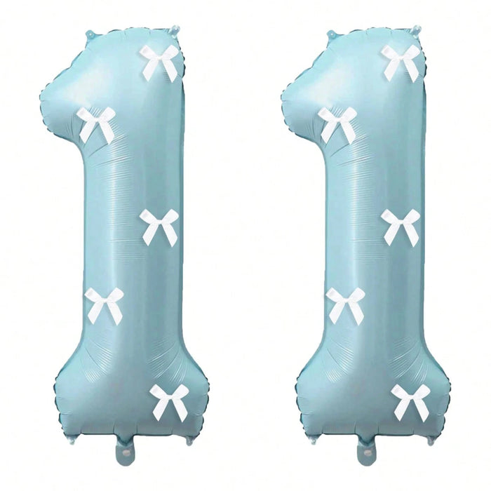 Globos de números azul claro con decoración de lazo blanco