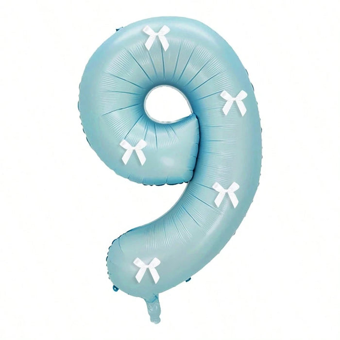 Globos de números azul claro con decoración de lazo blanco