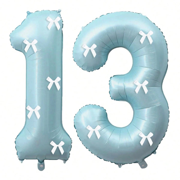 Globos de números azul claro con decoración de lazo blanco