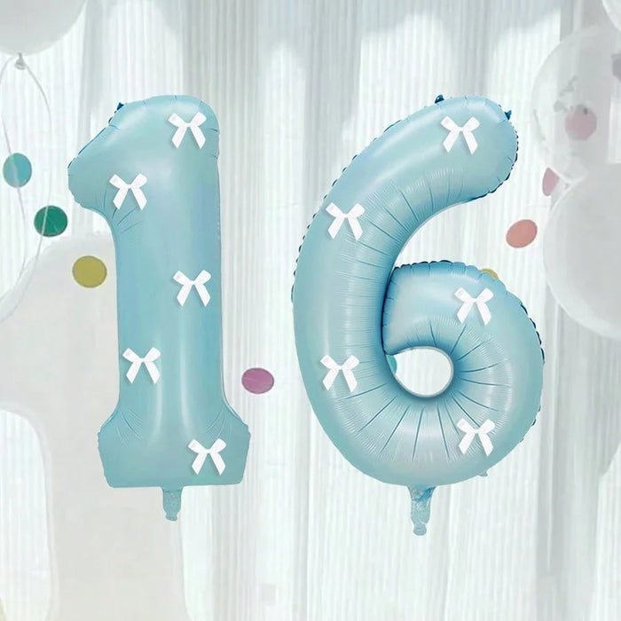 Globos de números azul claro con decoración de lazo blanco