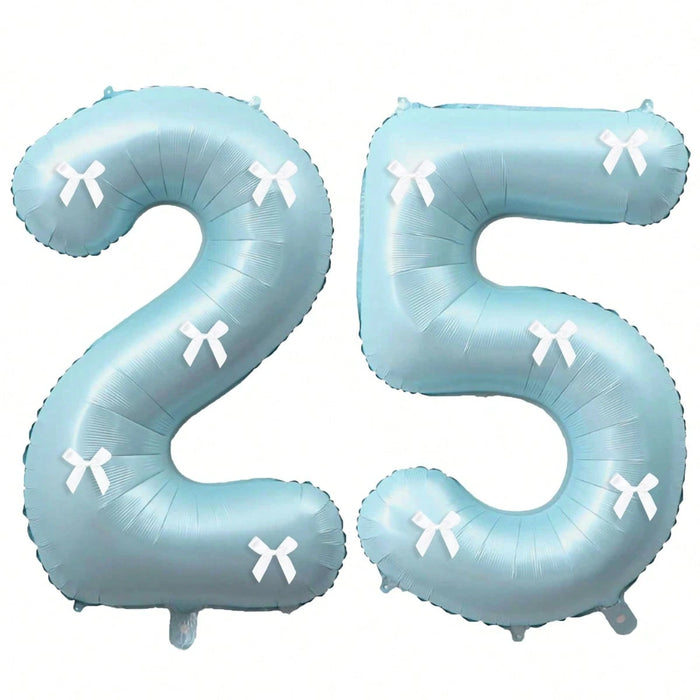 Globos de números azul claro con decoración de lazo blanco