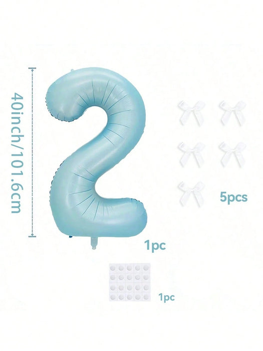 Globos de números azul claro con decoración de lazo blanco