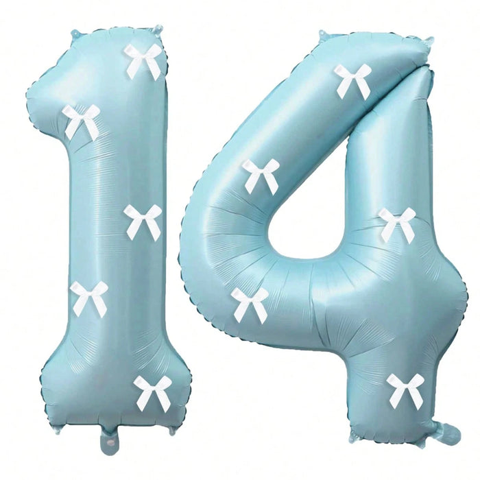 Globos de números azul claro con decoración de lazo blanco
