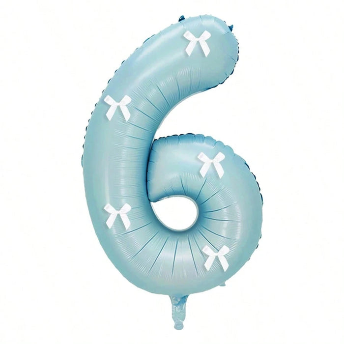 Globos de números azul claro con decoración de lazo blanco