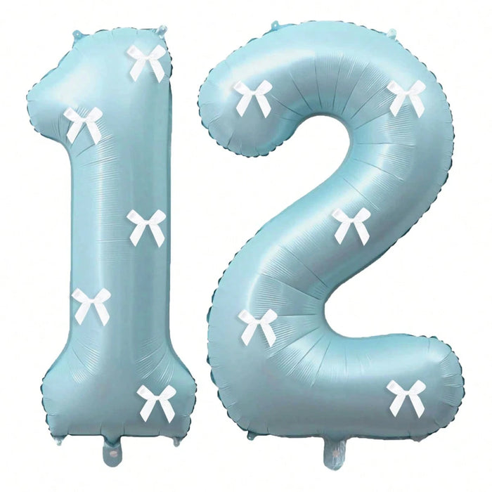 Globos de números azul claro con decoración de lazo blanco