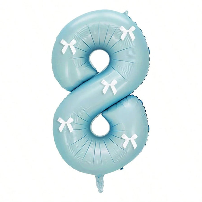 Globos de números azul claro con decoración de lazo blanco
