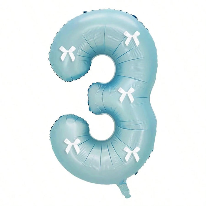 Globos de números azul claro con decoración de lazo blanco
