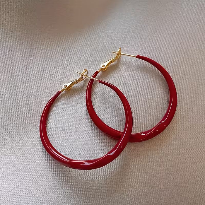 Pendientes de mujer rojo retro y elegante, con hebilla dorada