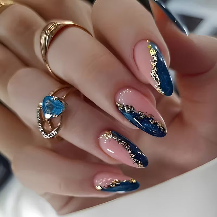 24 uñas postizas almendradas brillantes - Diseño azul y dorado a rayas