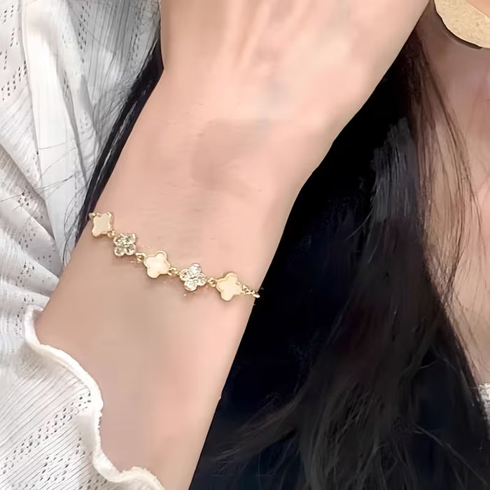 Pulsera dorada de trébol de cuatro hojas con circonita y concha blanca de diseño retro
