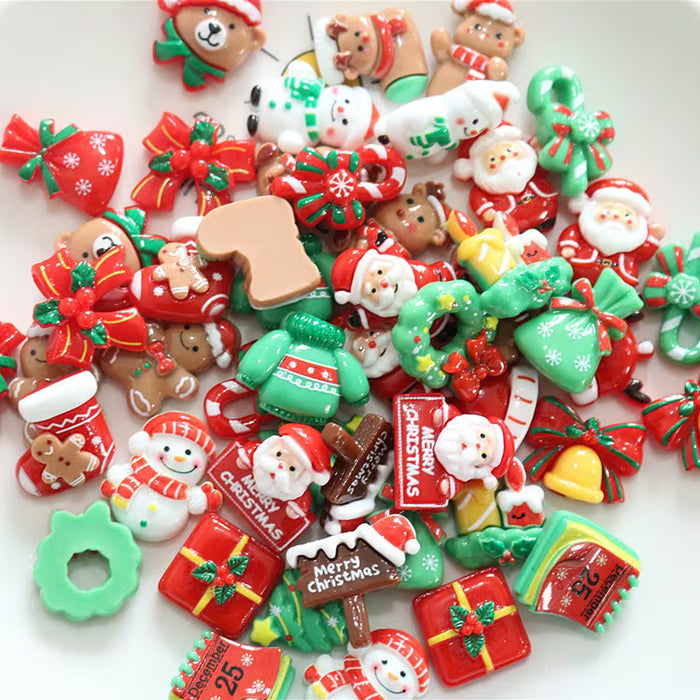 8 piezas de dijes festivos navideños de resina aleatorios
