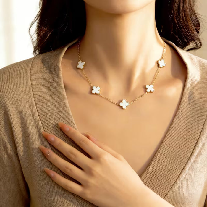 Un collar de trébol de cuatro hojas de la suerte, fácil y elegante