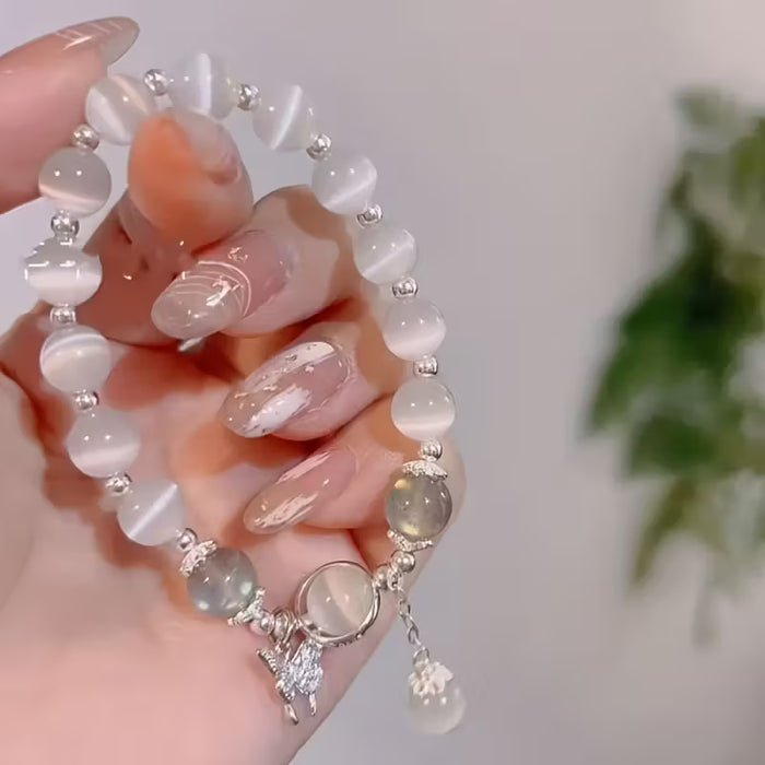 Un encantador brazalete con colgante de mariposa y cuentas, cuentas de ojo de gato