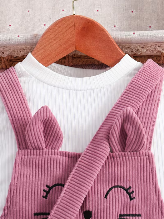 Un conjunto de dos piezas para niñas con una blusa de manga larga de color sólido con mangas voladoras