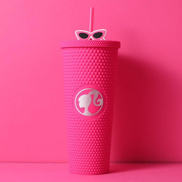 Vaso con tachuelas y pajita de la colección Barbie de Miniso (700 ml)