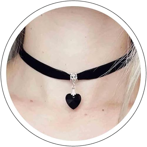 Gargantilla punk de terciopelo negro con colgante de corazón