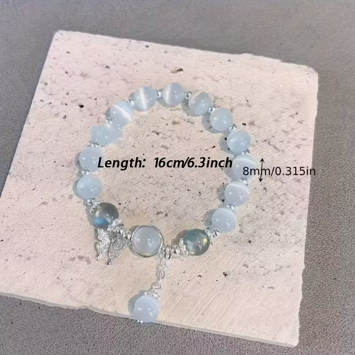 Un encantador brazalete con colgante de mariposa y cuentas, cuentas de ojo de gato