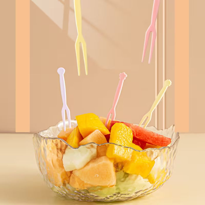 Brochetas de fruta, pasteles domésticos de dos puntas, tenedores para postre